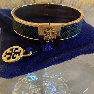 Tory Burch raised logo enamel hinge bracelet in black/tory gold.